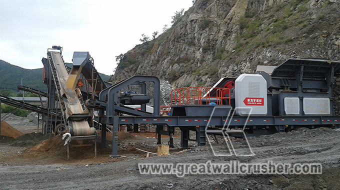 Mobile jaw crushing plant working on site 